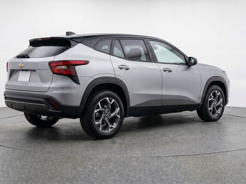 Used 2025 Chevrolet Trax LT w/ LT Convenience Package FWD image 9