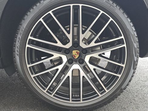 Certified 2025 Porsche Macan image 27