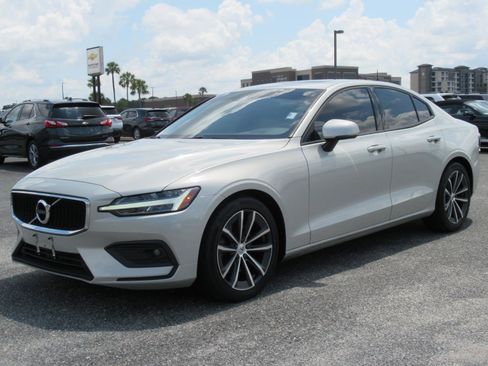 Used 2021 Volvo S60 T5 Momentum FWD image 3