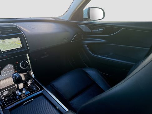 Used 2020 Jaguar XE S image 23