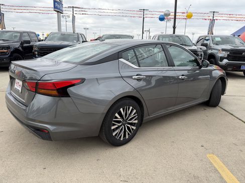 Used 2025 Nissan Altima 2.5 SV FWD image 5