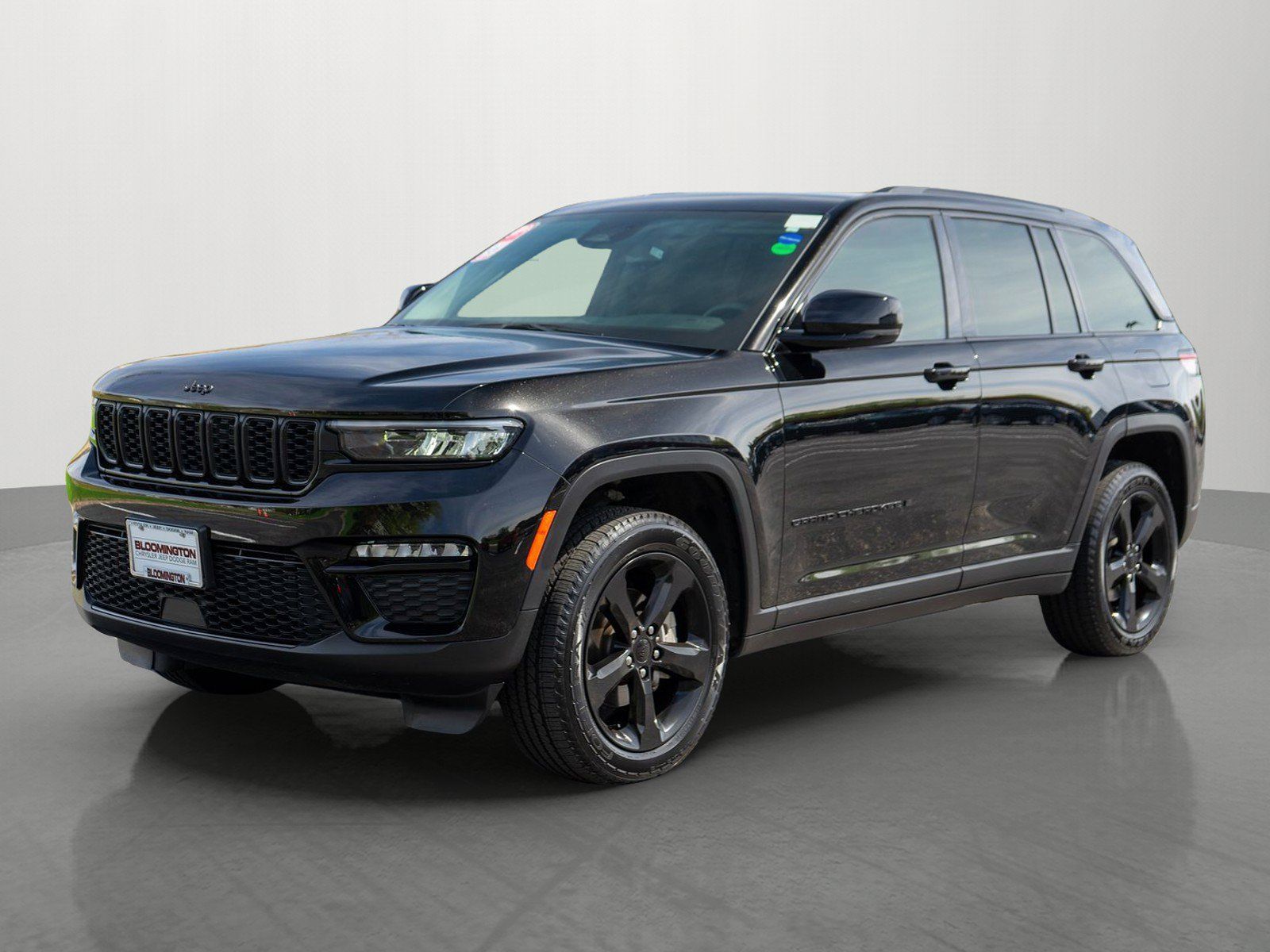 Used 2023 Jeep Grand Cherokee Limited w/ Black Appearance Package AWD/4WD image 3