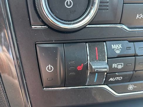 Used 2018 Ford Explorer XLT w/ Equipment Group 202A AWD/4WD image 22
