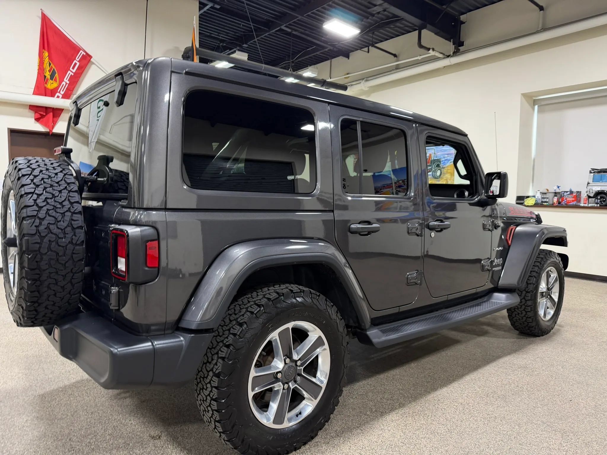 Used 2020 Jeep Wrangler Unlimited Sahara w/ Uconnect 4C Nav & Sound Group AWD/4WD image 16