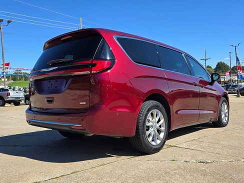Used 2023 Chrysler Pacifica Touring-L AWD/4WD image 3