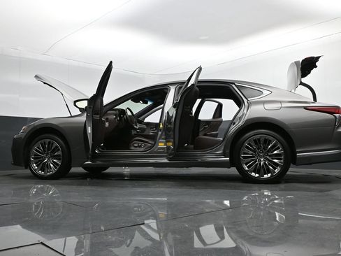 Used 2018 Lexus LS 500 w/ Interior Upgrade Package RWD image 36