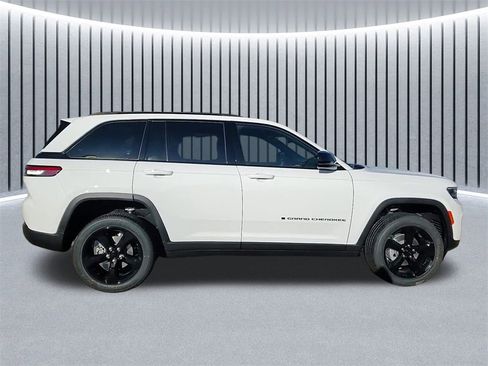 New 2025 Jeep Grand Cherokee Altitude image 2