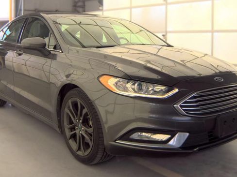 Used 2018 Ford Fusion SE w/ Equipment Group 201A FWD image 2