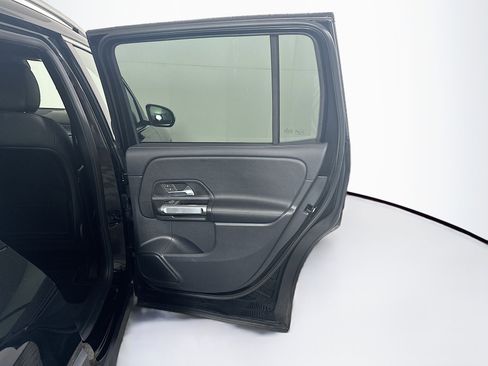 Used 2025 Mercedes-Benz GLB 250 4MATIC image 33