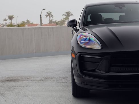 Certified 2025 Porsche Macan image 12