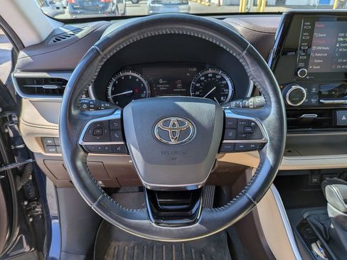 Used 2020 Toyota Highlander XLE image 18