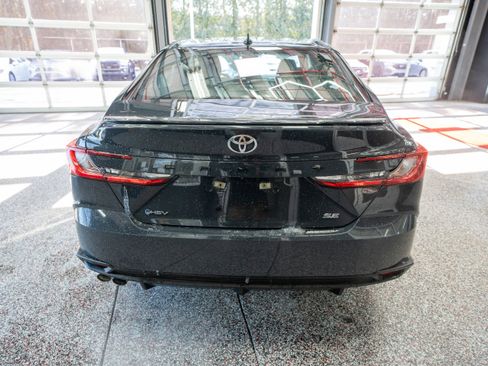 Used 2025 Toyota Camry SE image 3