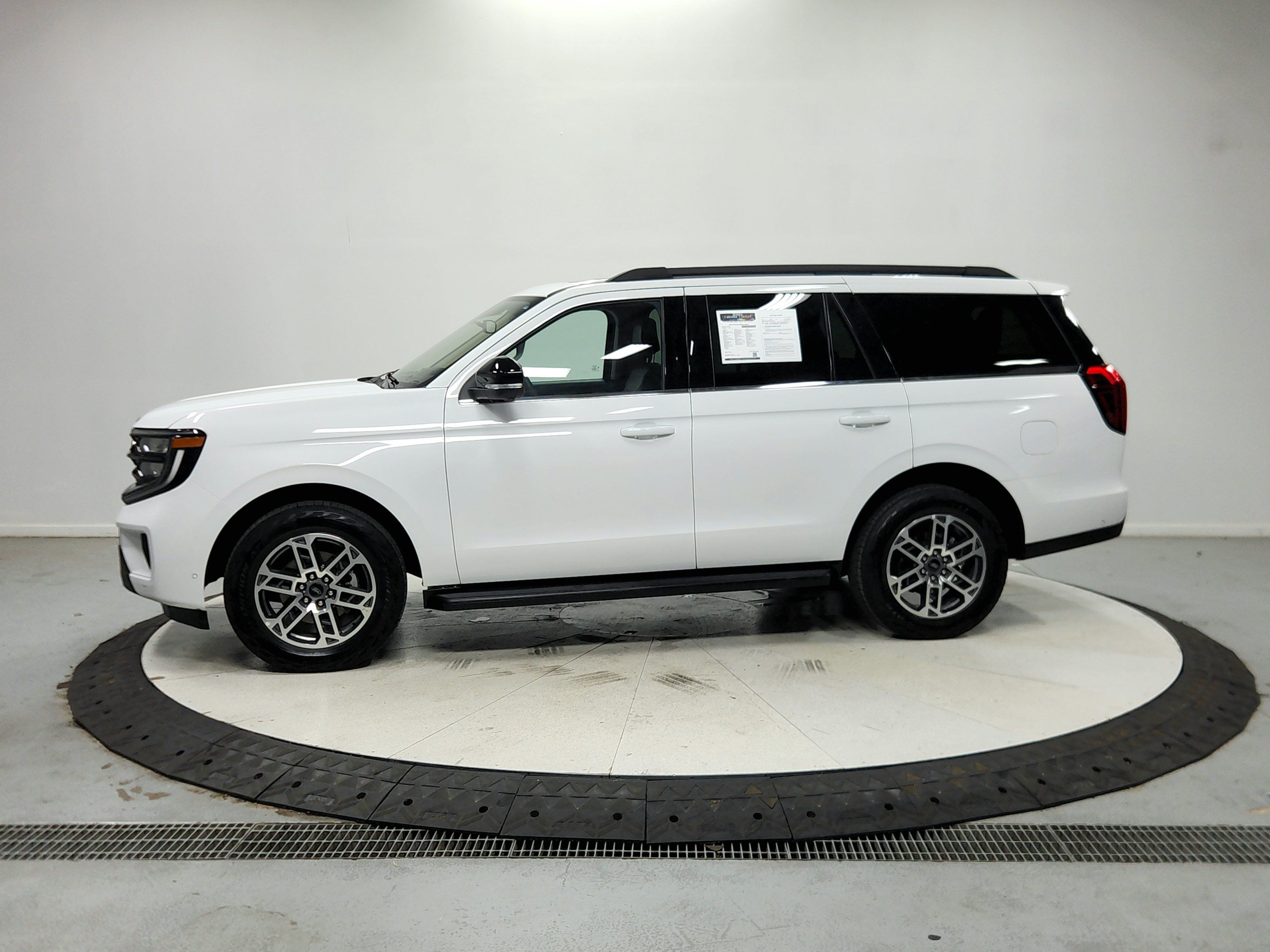Used 2025 Ford Expedition Active AWD/4WD image 5