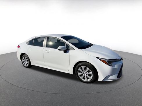 Used 2025 Toyota Corolla LE image 2