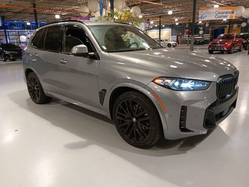 Used 2024 BMW X5 xDrive40i w/ M Sport Package AWD/4WD image 4