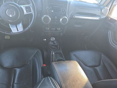 Used 2015 Jeep Wrangler Unlimited Rubicon image 15