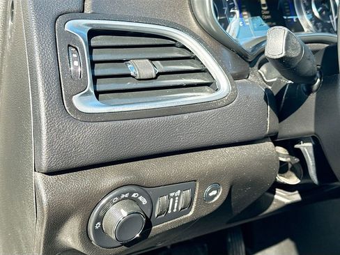 Used 2016 Chrysler 200 Limited image 10