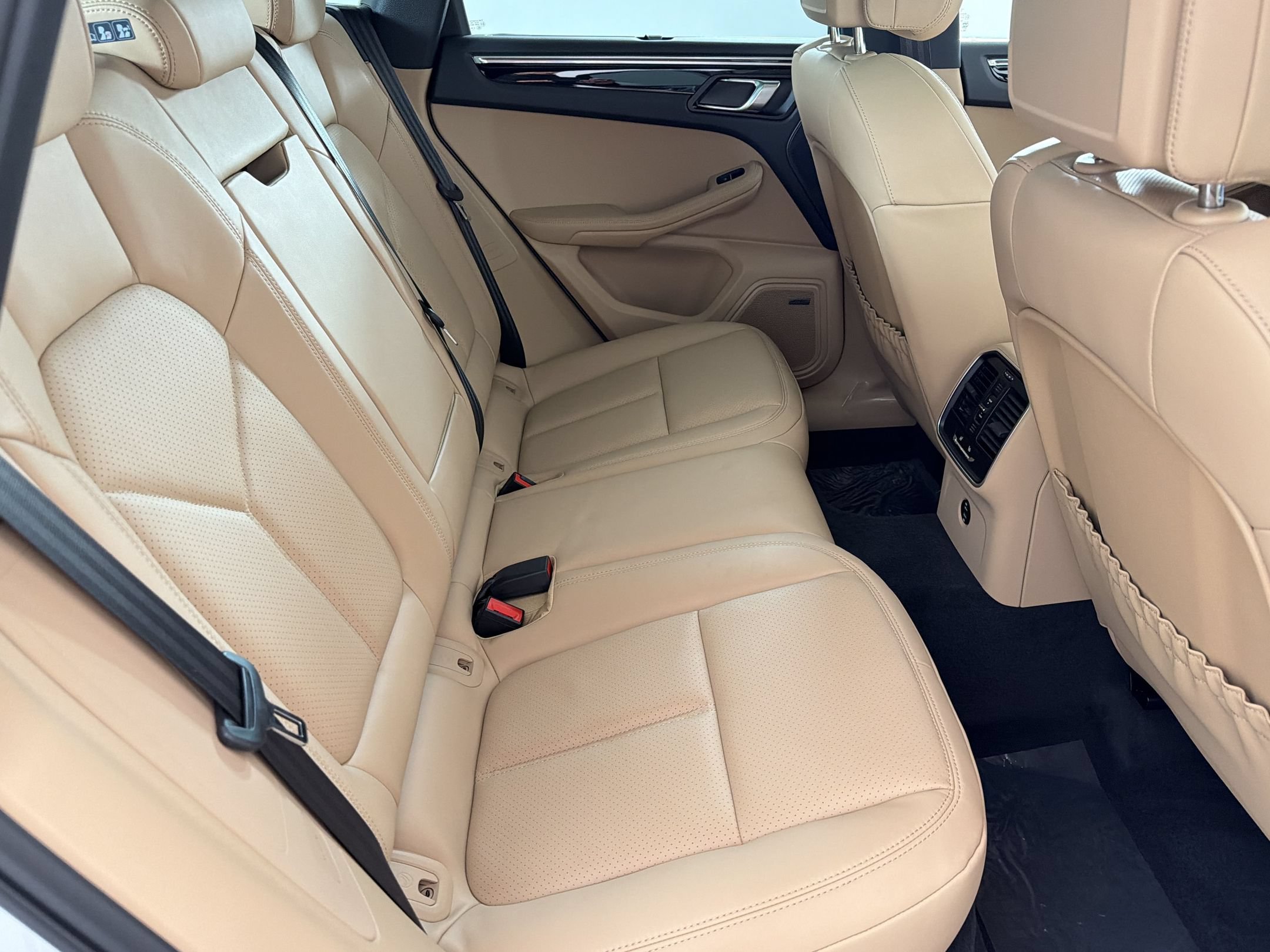 Used 2026 Porsche Macan AWD/4WD image 28