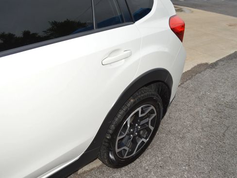 Used 2017 Subaru Crosstrek 2.0i Premium w/ Moonroof Package AWD/4WD image 4