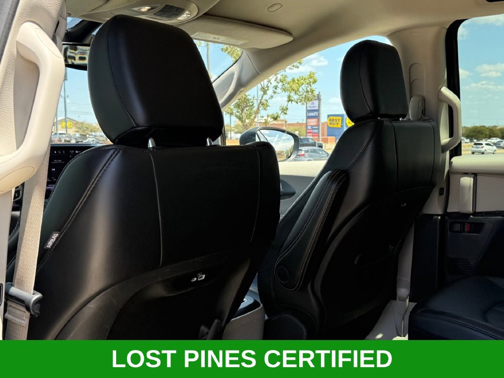 Used 2023 Chrysler Pacifica Touring-L FWD image 17