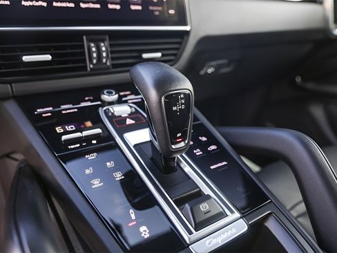 Used 2022 Porsche Cayenne Platinum Edition image 24