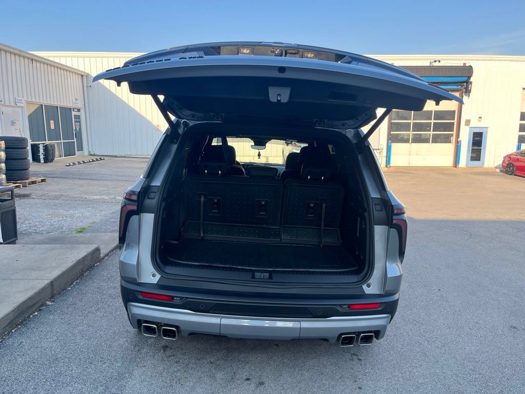 Used 2025 Chevrolet Traverse Z71 w/ Enhanced Driving Package AWD/4WD image 11