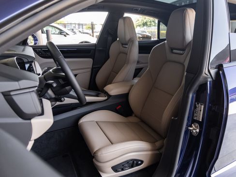 New 2025 Porsche Macan Electric RWD image 5