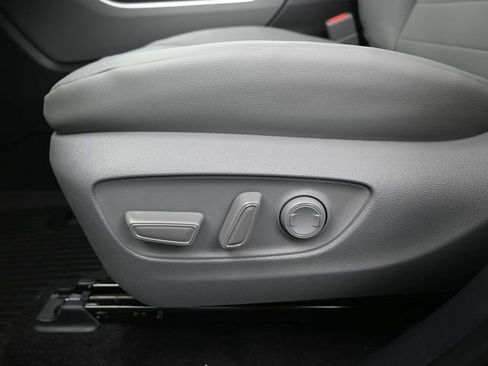 Used 2026 Toyota Highlander XLE image 9