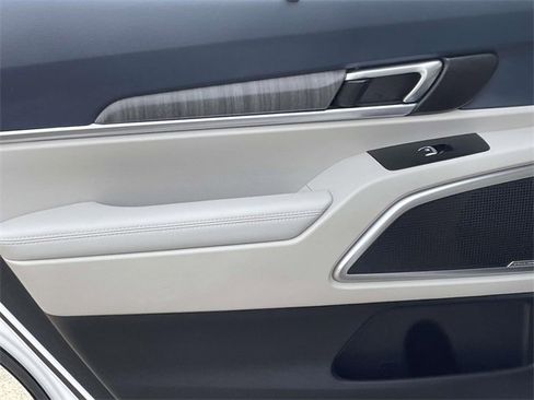 Used 2025 Kia Telluride EX w/ EX Captain's Chair Package image 10