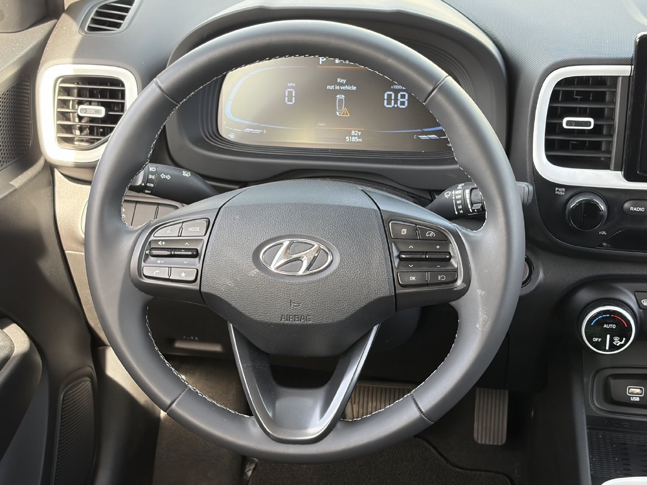 Used 2025 Hyundai Venue Limited FWD image 21