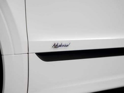 Used 2021 Bentley Bentayga Plug-In Hybrid AWD/4WD image 23