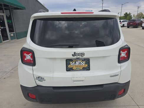 Used 2018 Jeep Renegade Latitude w/ Popular Equipment Group FWD image 4