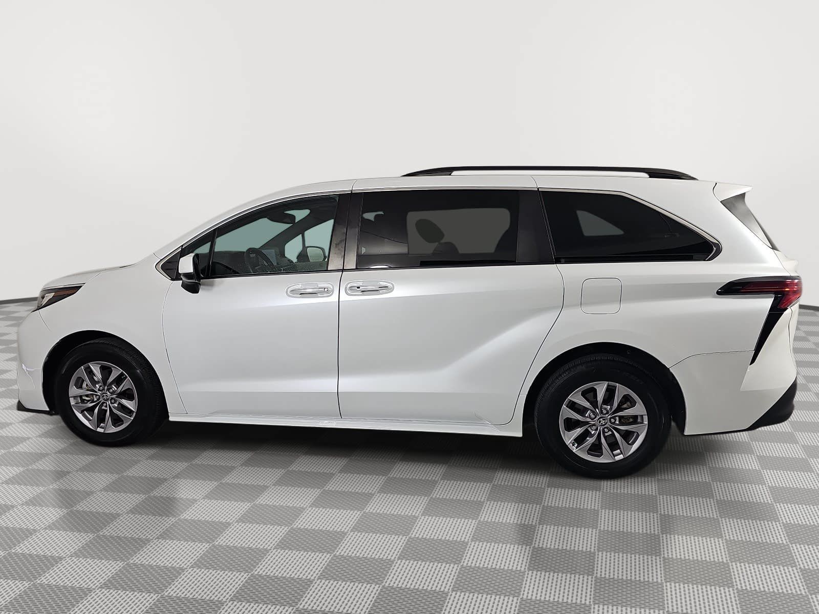 Used 2022 Toyota Sienna XLE FWD image 5
