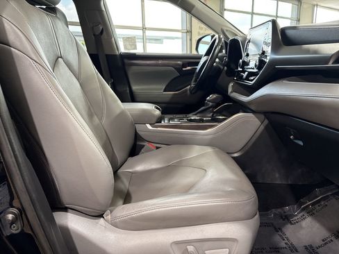 Used 2021 Toyota Highlander Limited image 27