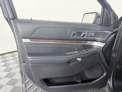 Used 2018 Ford Explorer Limited w/ Ford Safe & Smart Package image 9