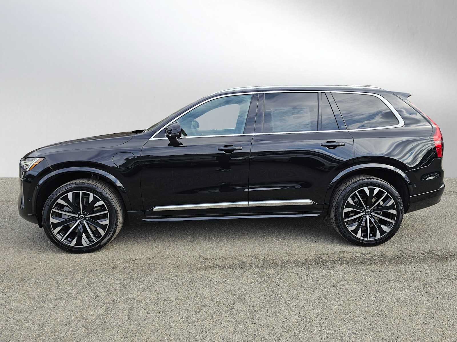 New 2026 Volvo XC90 T8 Plus w/ Protection Package AWD/4WD image 4
