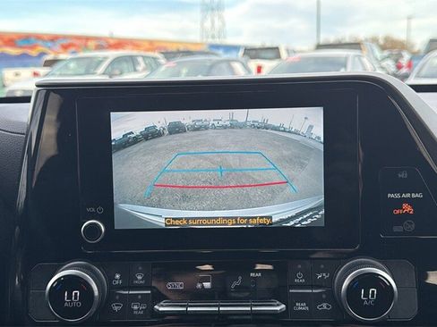 Used 2023 Toyota Highlander LE image 21