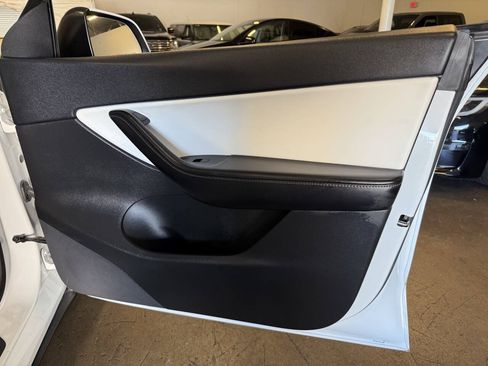 Used 2021 Tesla Model Y Long Range AWD/4WD image 27