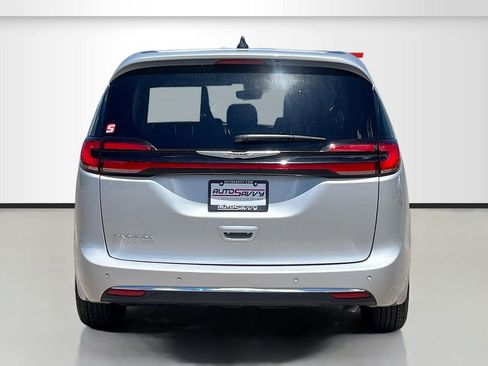Used 2024 Chrysler Pacifica Touring-L image 6