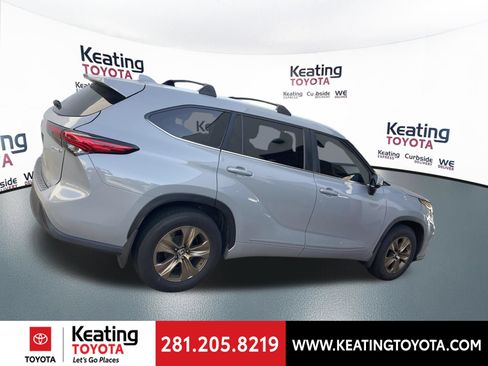 Used 2023 Toyota Highlander Bronze Edition FWD image 10