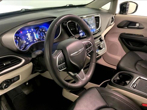 Used 2024 Chrysler Pacifica Touring-L FWD image 14