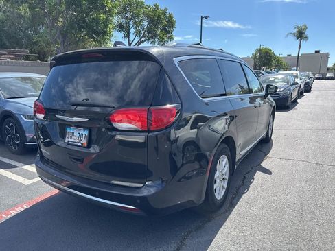 Used 2020 Chrysler Pacifica Touring-L image 3