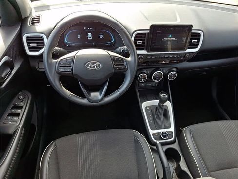 Used 2024 Hyundai Venue Limited image 10