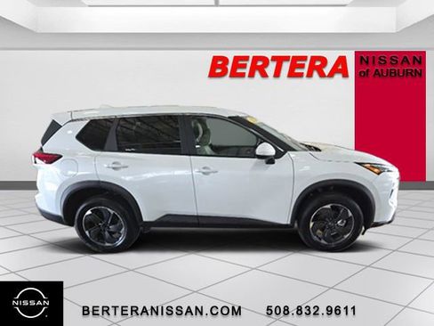 Used 2025 Nissan Rogue SV AWD/4WD image 2