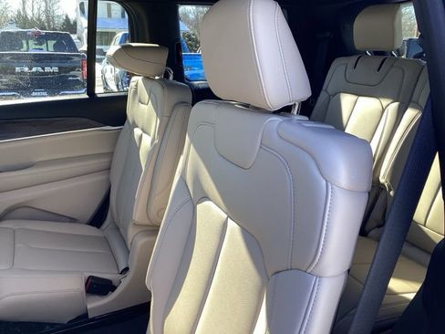 New 2025 Jeep Grand Cherokee L Limited w/ Black Appearance Package AWD/4WD image 21