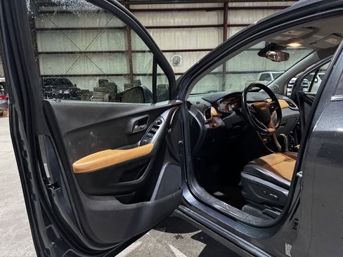 Used 2018 Chevrolet Trax LT w/ LT Convenience Package image 12