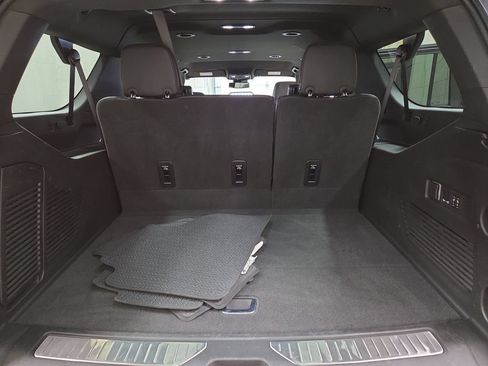 Used 2025 GMC Yukon XL Denali AWD/4WD image 9