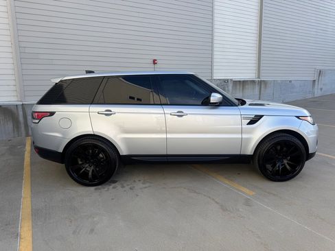 Used 2017 Land Rover Range Rover Sport SE image 2
