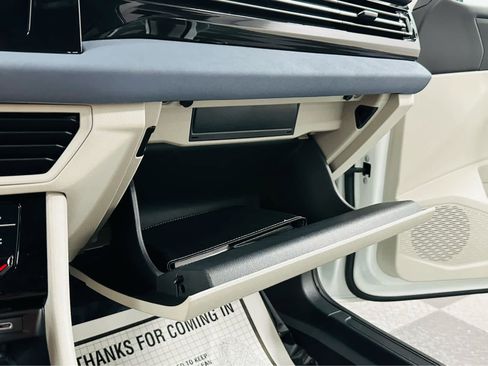 Used 2025 Volkswagen Jetta SE w/ Sunroof Package image 18