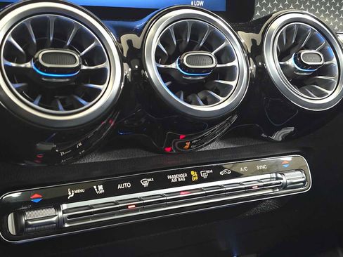 Used 2025 Mercedes-Benz GLB 250 4MATIC image 32